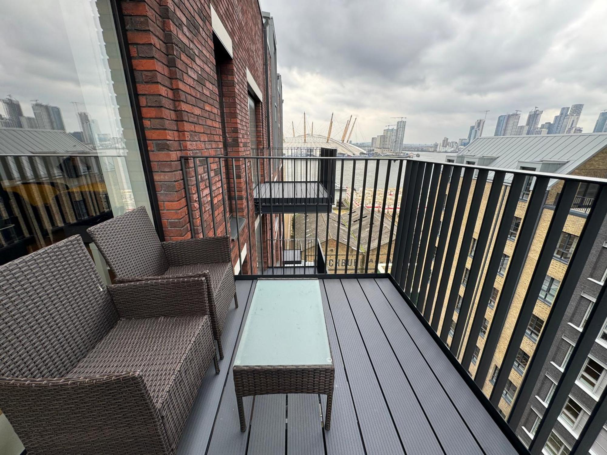 London Luxury Flat With Balcony, River View, O2 Arena, Excel, Canary Wharf, Station Leilighet Eksteriør bilde